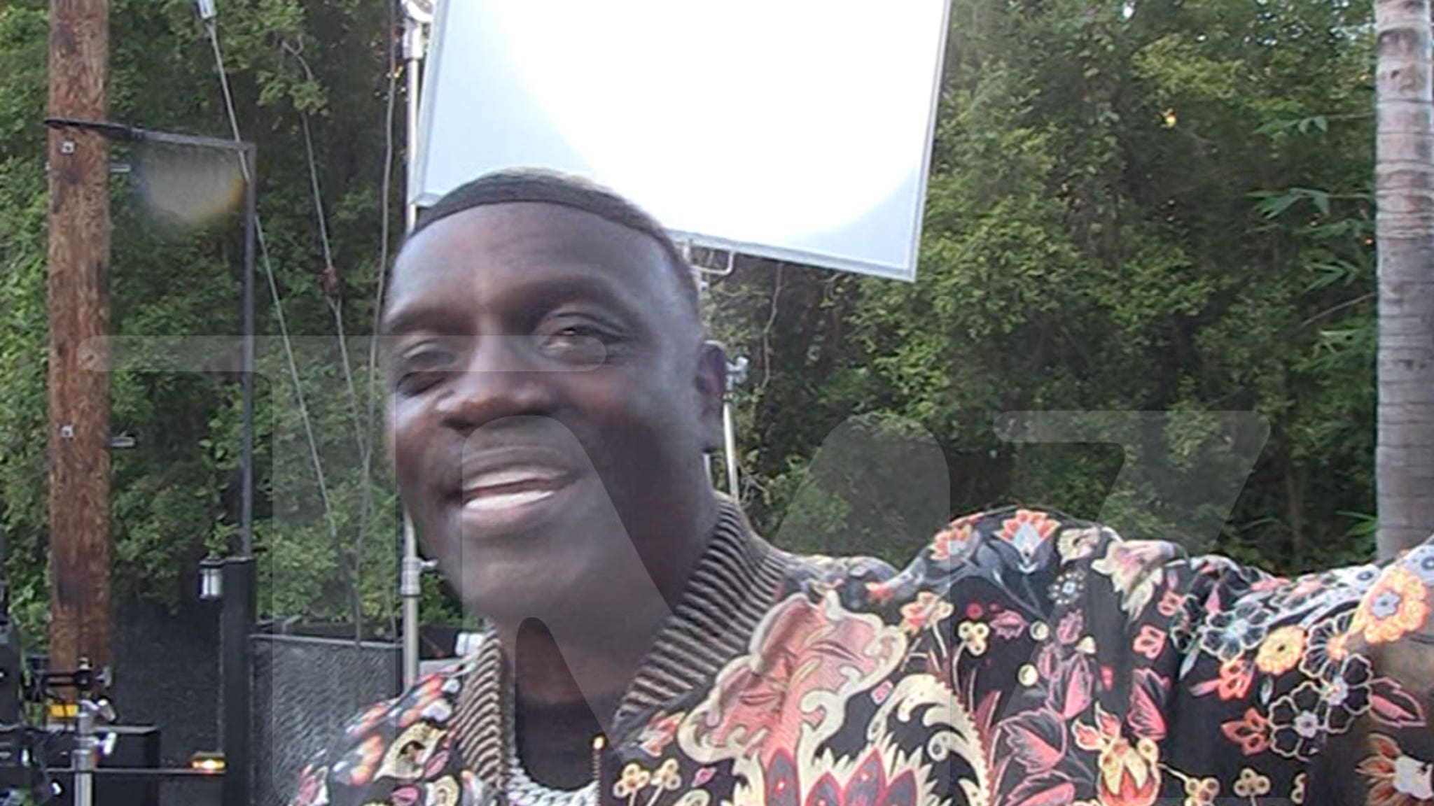 Akon fordert Hasser auf, Kanye für Gap-Container zu feuern, er hilft Obdachlosen