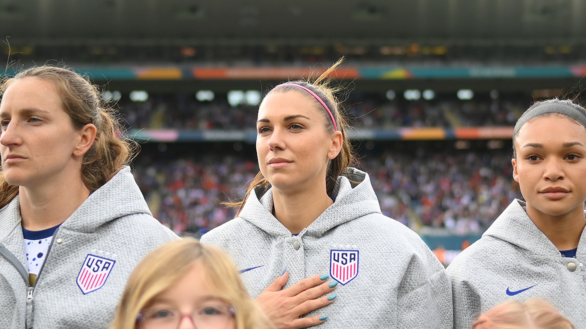 La selección femenina de fútbol de EE. UU. guarda silencio durante el himno nacional en la Copa del Mundo