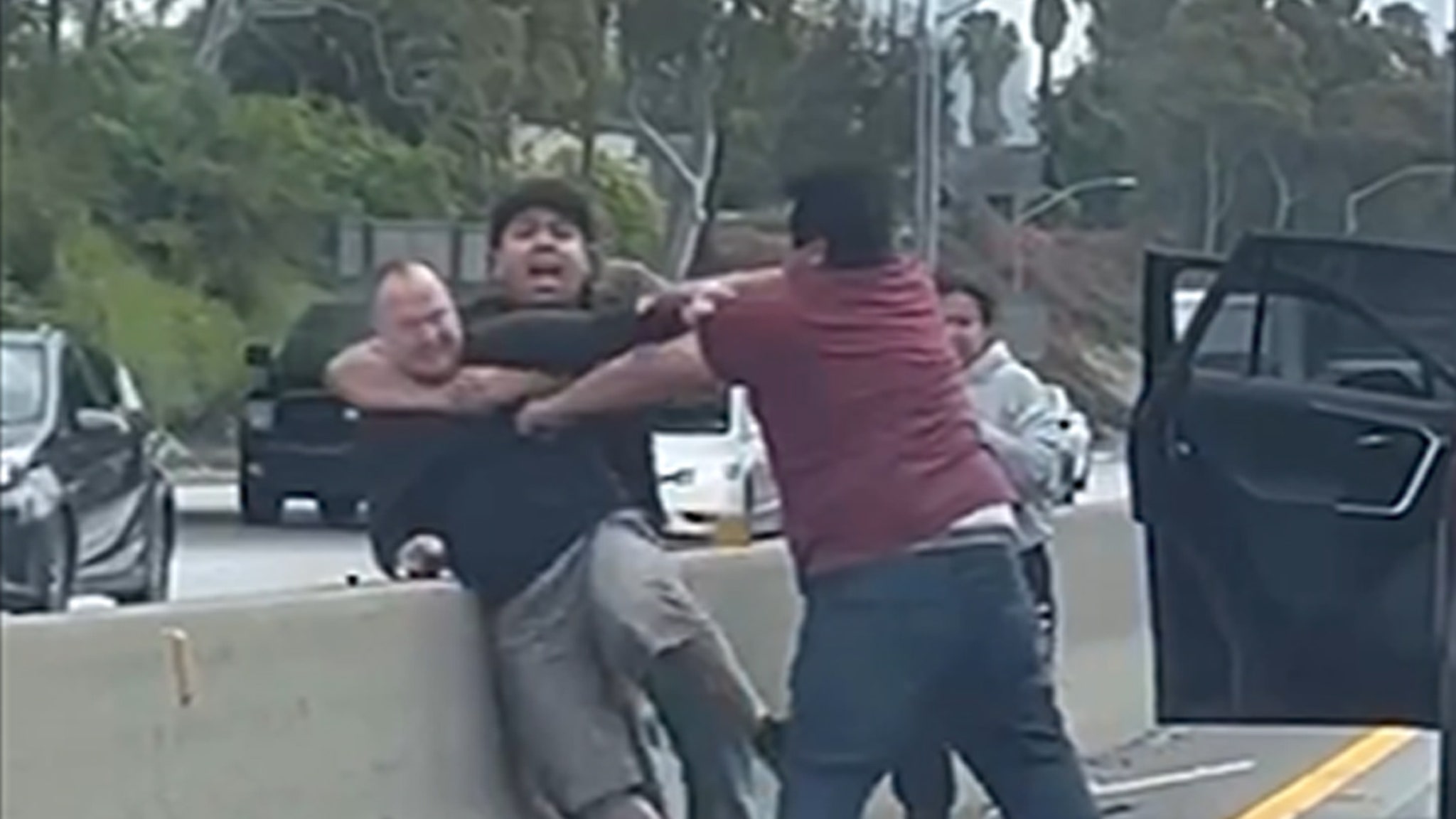 Road Rage Fight éclate sur l’autoroute de Los Angeles après un mineur Fender Bender