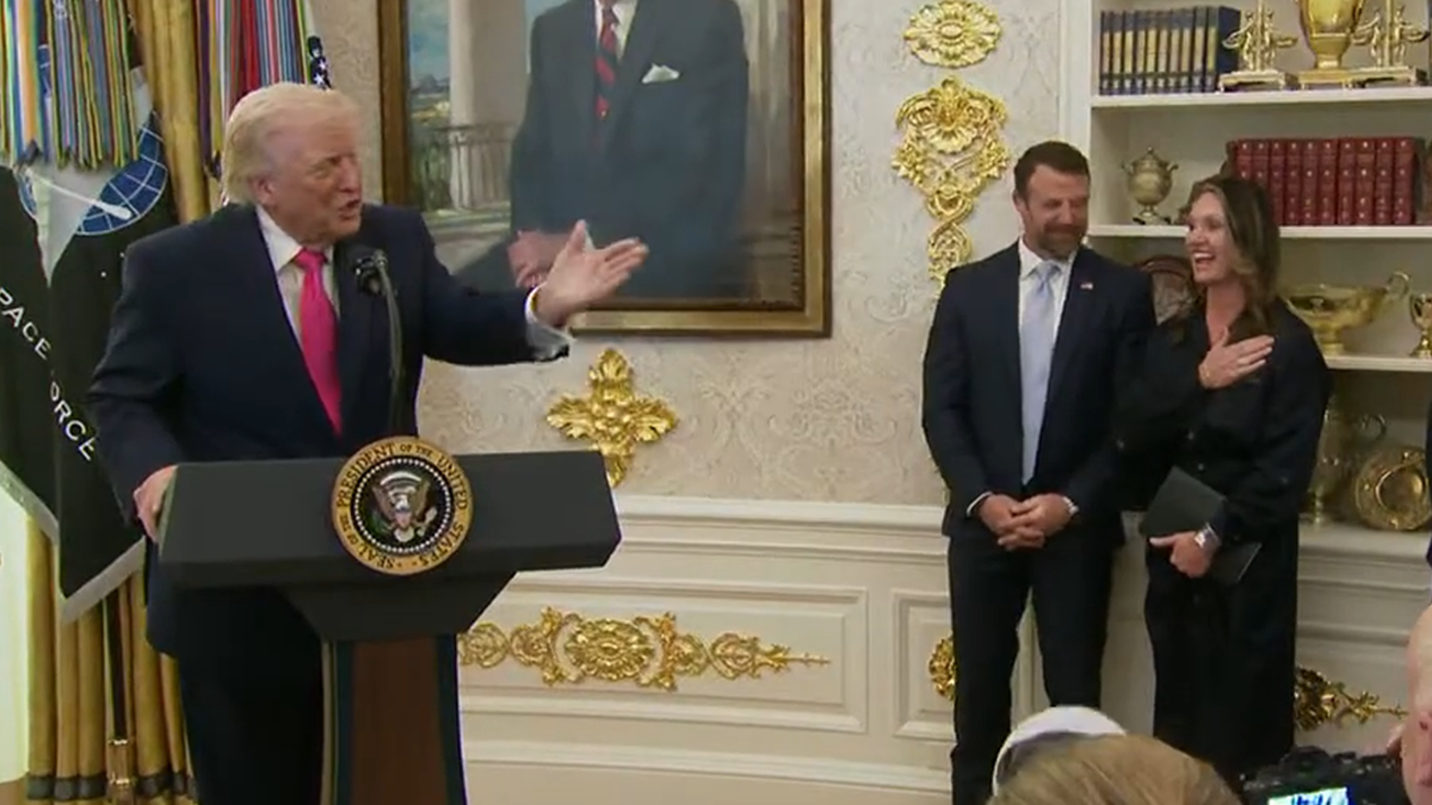 Donald Trump onder de indruk van de verschijning van de vrouw van DHS-chef Markwayne Mullin