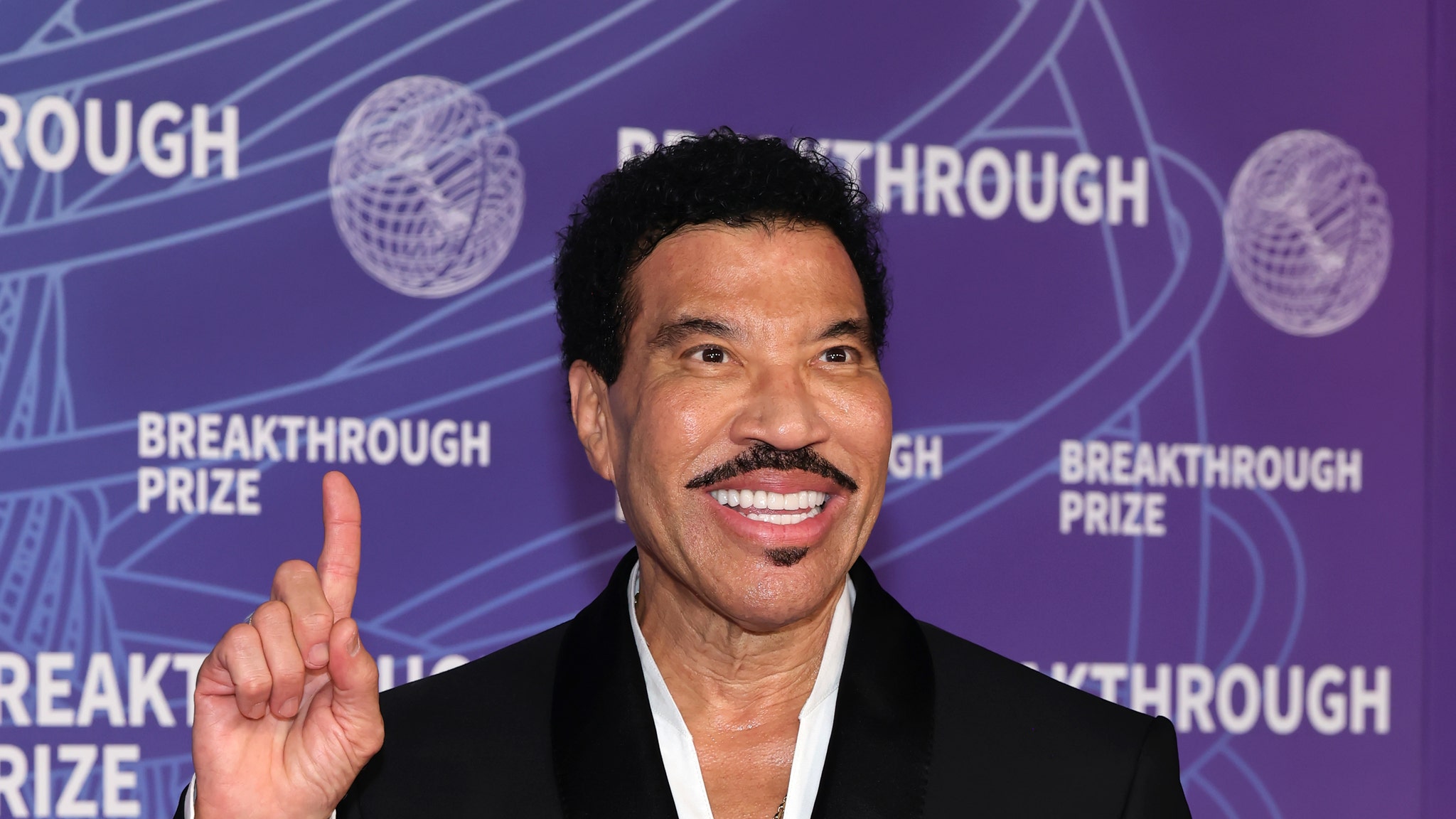 Lionel Richie Cuts Concert Short After Falling Ill Onstage, Video Shows