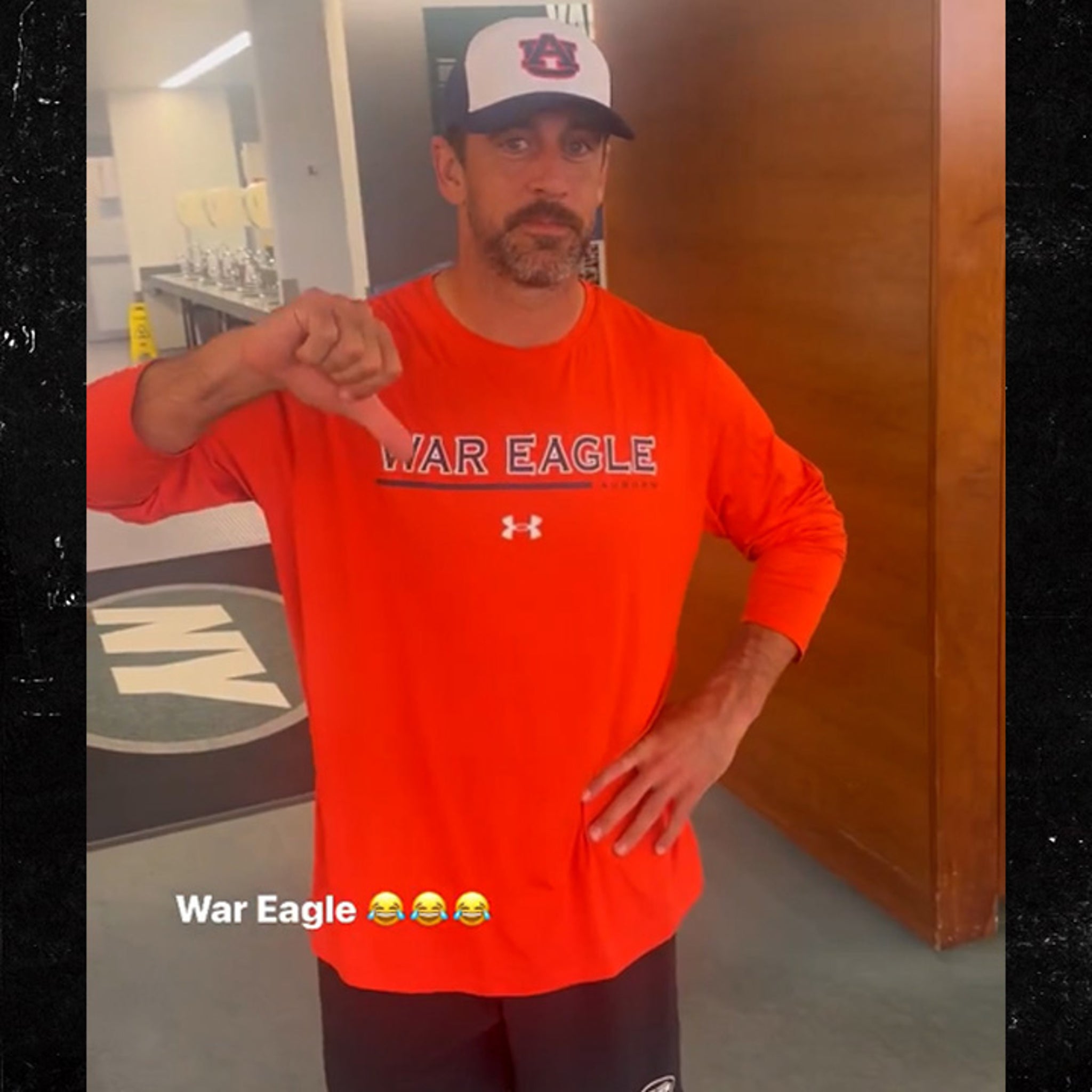 Aaron Rodgers Wears Auburn Tigers Gear After Losing Bet To Jets Teammate