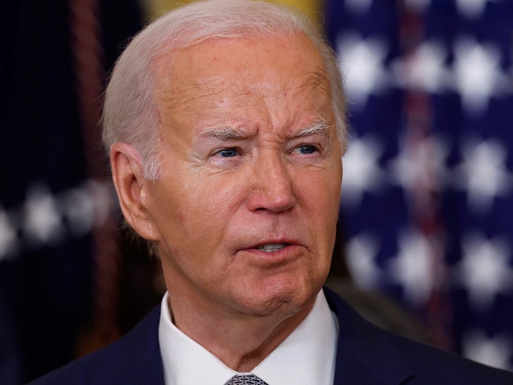ผู้ช่วยของ Joe Biden กล่าวถึงการเลือกตั้งอีกครั้งทำให้เขาอยู่ในรถเข็น