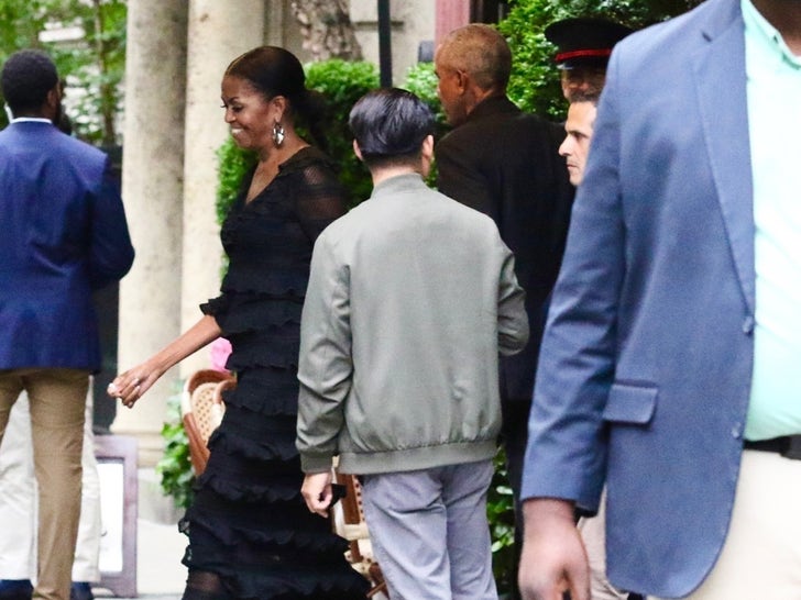 0527-Barack-Michelle-Obama-Seen-Together-After-6-Months-NYC-Hotel-Sub3