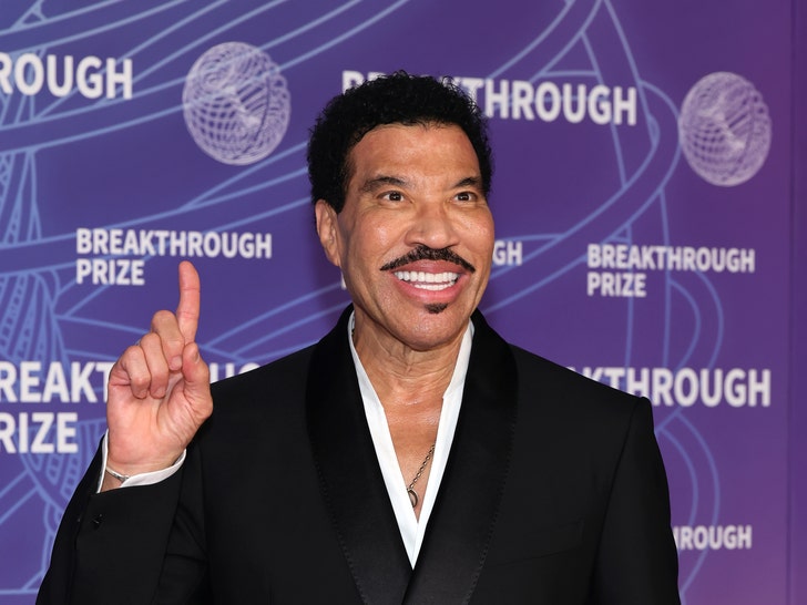 Lionel Richie Cuts Concert Short After Falling Ill Onstage, Video Shows