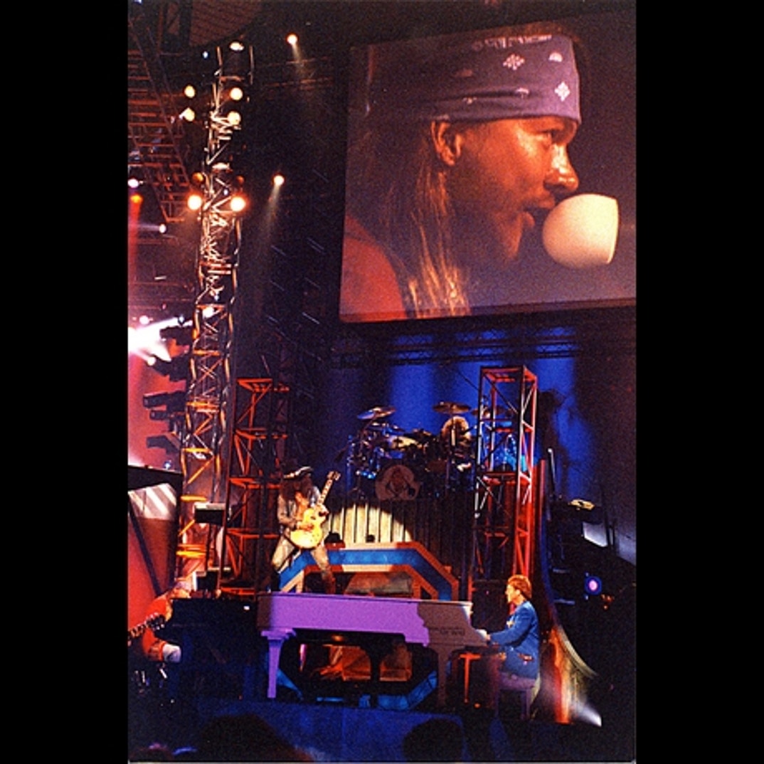 Guns N Roses perform November Rain with Elton John. (1992)