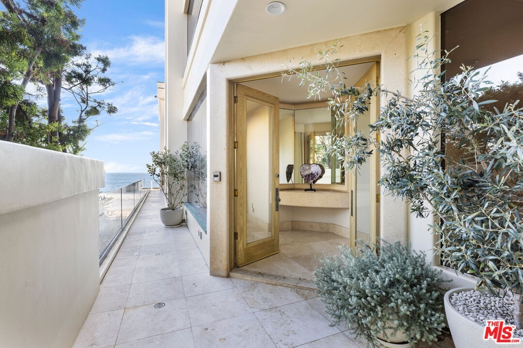 Dr Dre Beach House 0