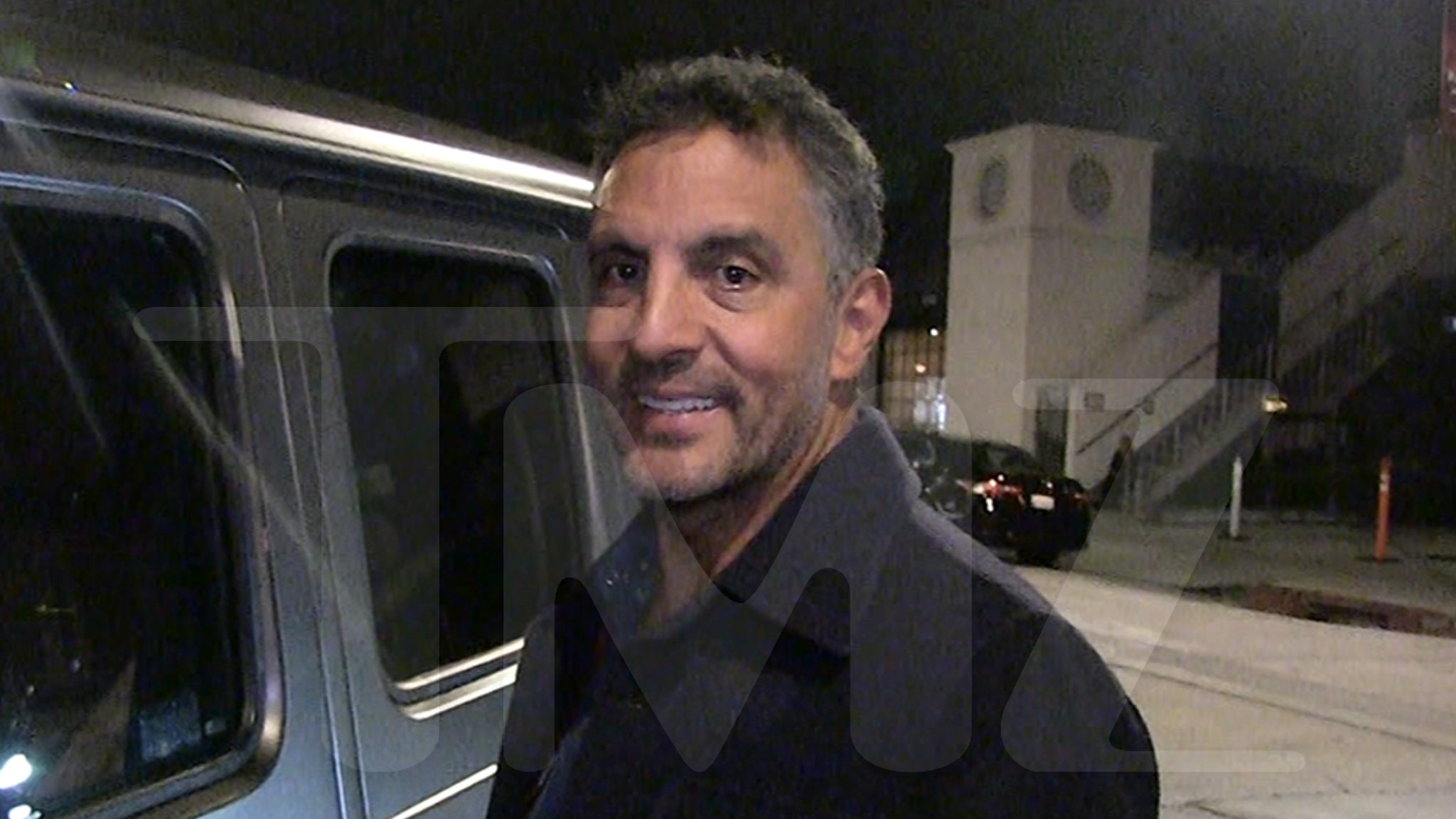 Mauricio Umansky on Whether He Saved Ex Kyle Richards From Snake
