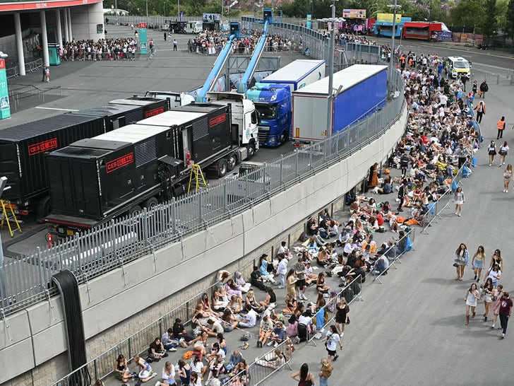 0815-Fans-gather-outside-Wembley-Stadium-in-north-west-London-ahead-of-Taylor-Swift-Eras-Tour-concert-primary-2