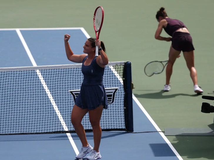 Emma Navarro of the U.S. celebrates after winning her first round match against France’s Lois Boisson at the U.S. Open in Flushing Meadows rueters