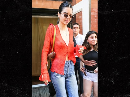 0730-kendall-jenner-bra-less-backgrid-main-01