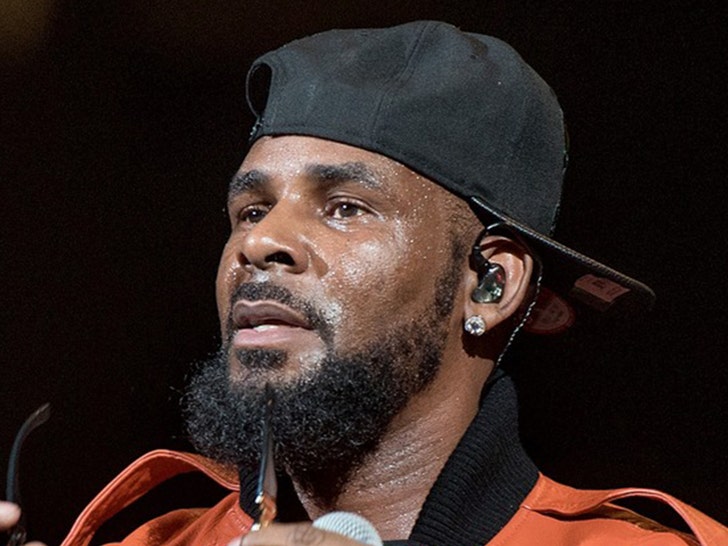 R. Kelly Alleged Victim Testifies He Started Having Sex With Her When She Was 15.jpg
