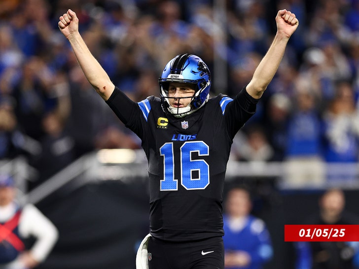 Jared Goff #16 dari Detroit Lions merayakan setelah mencetak gol pada paruh kedua pertandingan sepak bola NFL melawan Minnesota Vikings di Ford Field pada 5 Januari 2025 di Detroit, Michigan