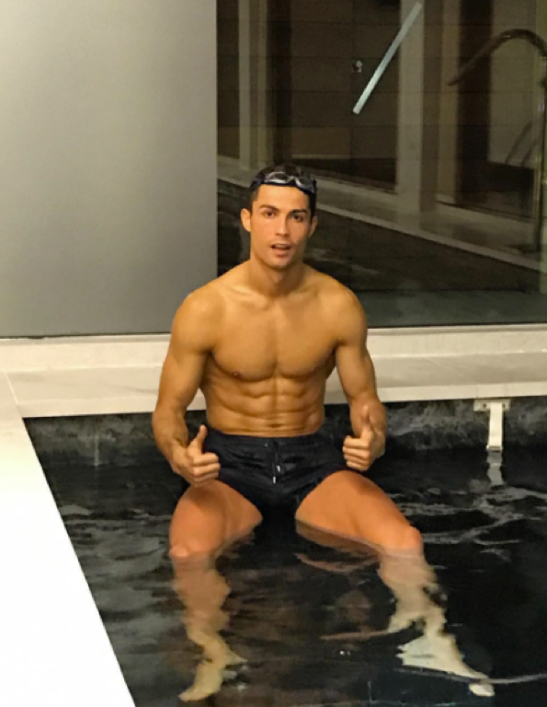 0110_Cristiano_Ronaldo_Shirtless_Shots00