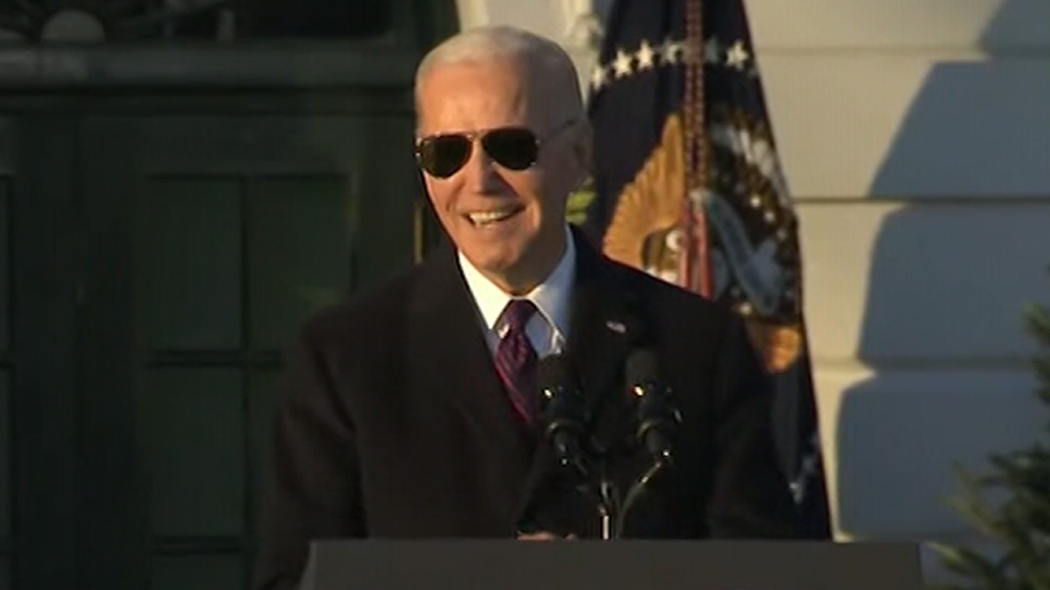 El presidente Biden firma la ley de matrimonio entre personas del mismo sexo, Sam Smith y Cyndi Lauper actúan