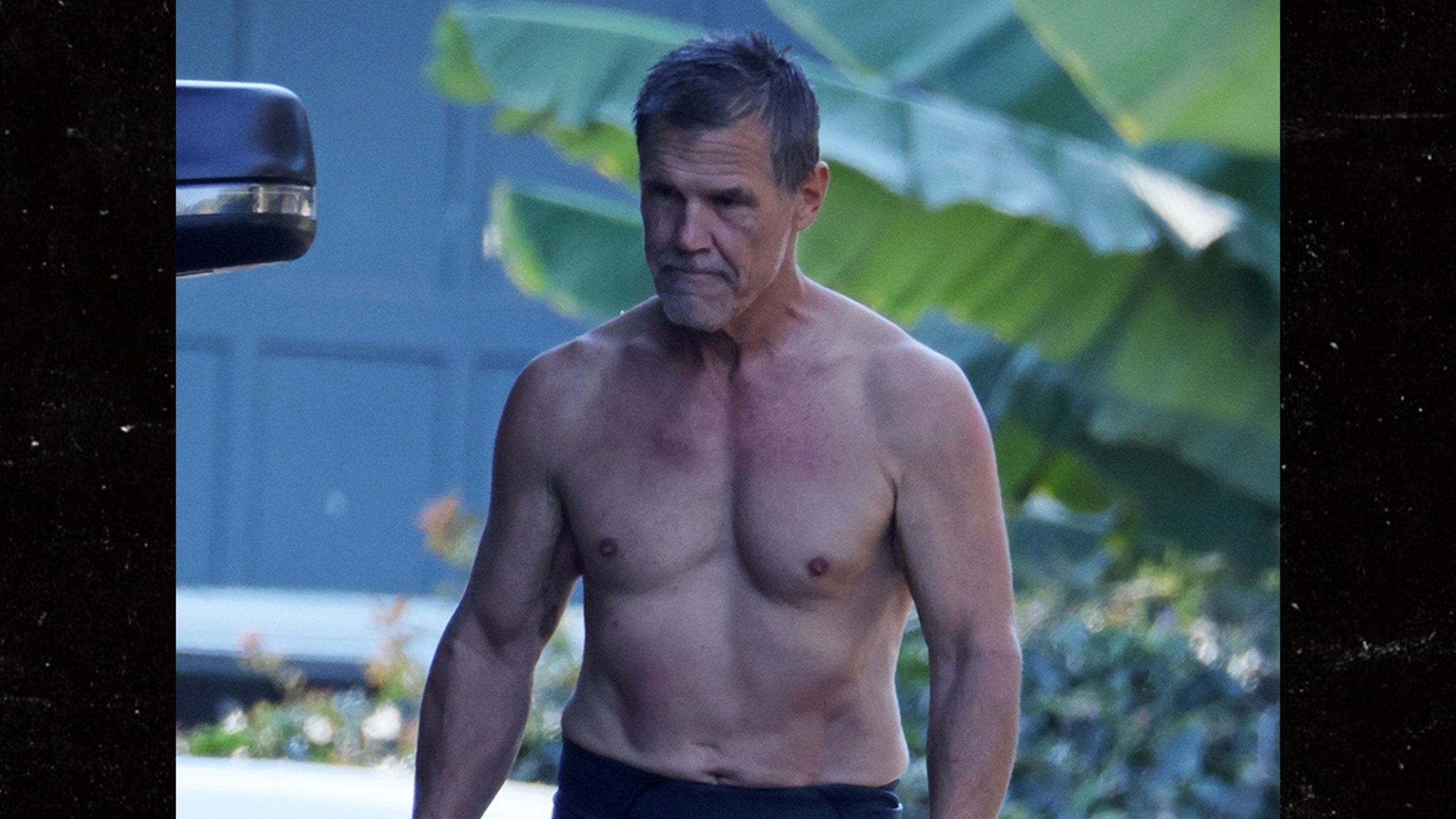 Josh Brolin onthult enorme tattoo op de rug van een vuurtoren tijdens het surfen