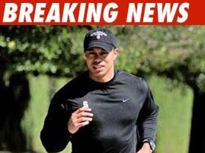 0225_tiger_woods_run_02