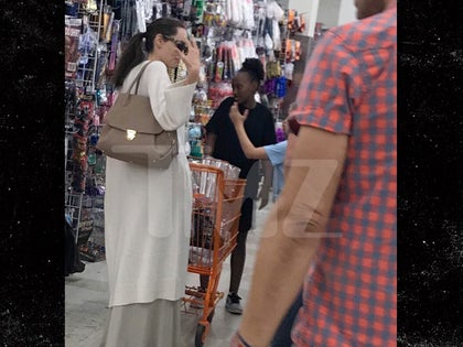 1010-angelina-jolie-halloween-shopping-photos