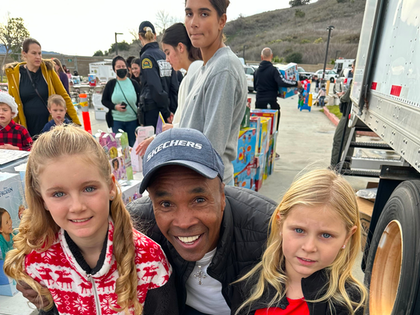 Sugar Ray Leonard Hands Out Christmas Gifts At Kids Party photos 9