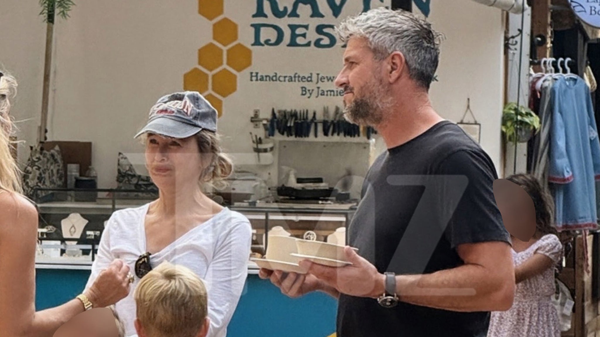 Renée Zellweger Crafts Pottery With Boyfriend Ant Anstead at Art Festival