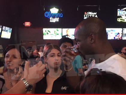 0513-adrien-peterson-bar-drinking-TMZSPORTS-01