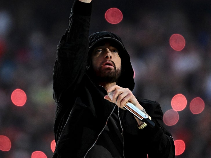 Eminem Kneels During Super Bowl Halftime Show - Watch - XXL