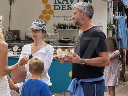 0814-Renee-Zellweger-And-Boyfriend-Throw-Pottery-PRIMARY