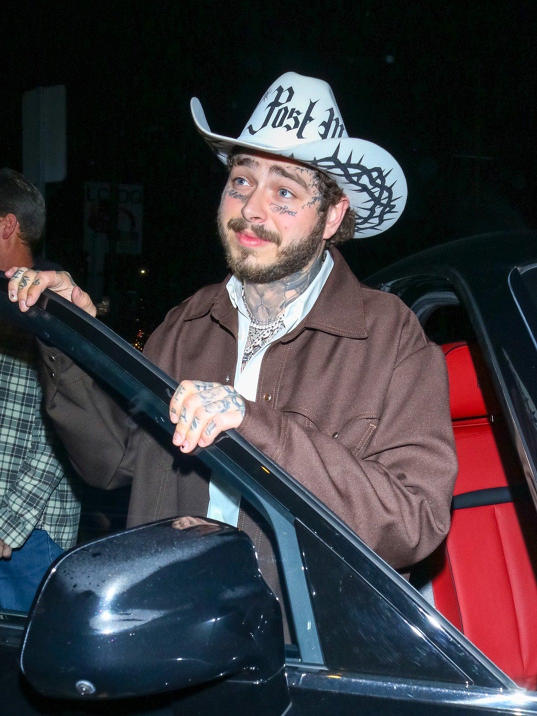 Fans have been eagerly requesting a country album from Post Malone ever since his cover of Brad Paisley’s “I’m Gonna Miss Her (The Fishin’ Song)” caught their attention. In 2024, their wish came true. Malone took the stage at the 2023 CMAs alongside Morgan Wallen and Hardy, and not long after, he dropped his highly anticipated country album, F-1 Trillion.