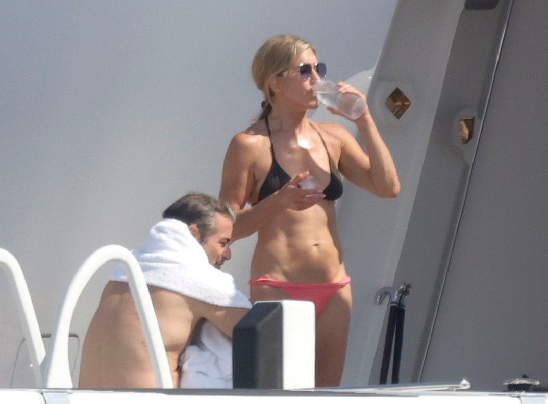 Jennifer Aniston Courteney Cox Pedro Pascal Jim Curtis Yacht Mallorca 15