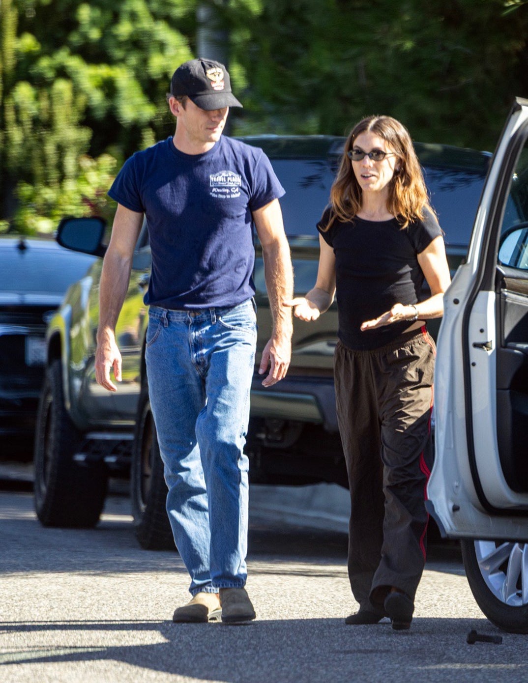 Kaia Gerber Friends Look For Cat 0009