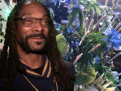 1021-snoop-dogg-weed-bouqet-@flowersonflowerz-tmz-01