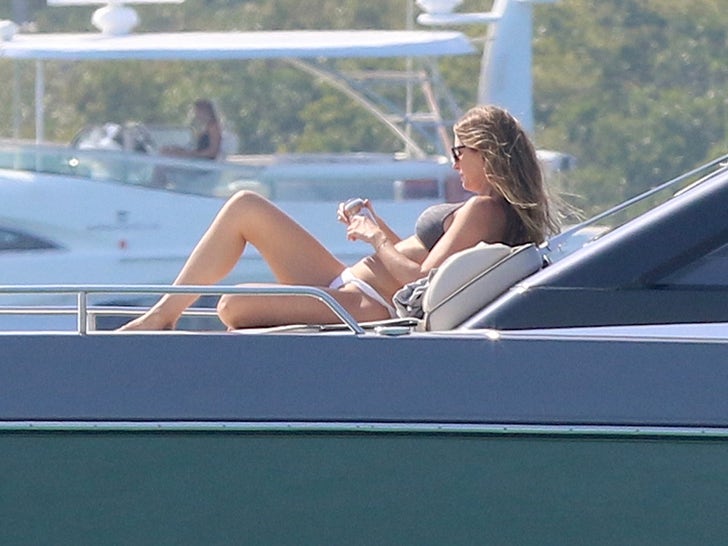 0310-gisele-bundchen-bikini-yacht-miami-beach-with-joaquim-valente-photos-primary-3