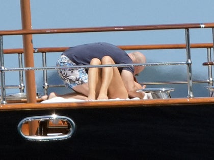 0520-Jeff-Bezos-Lauren-Sanchez-Handsy-In-France-PRIMARY