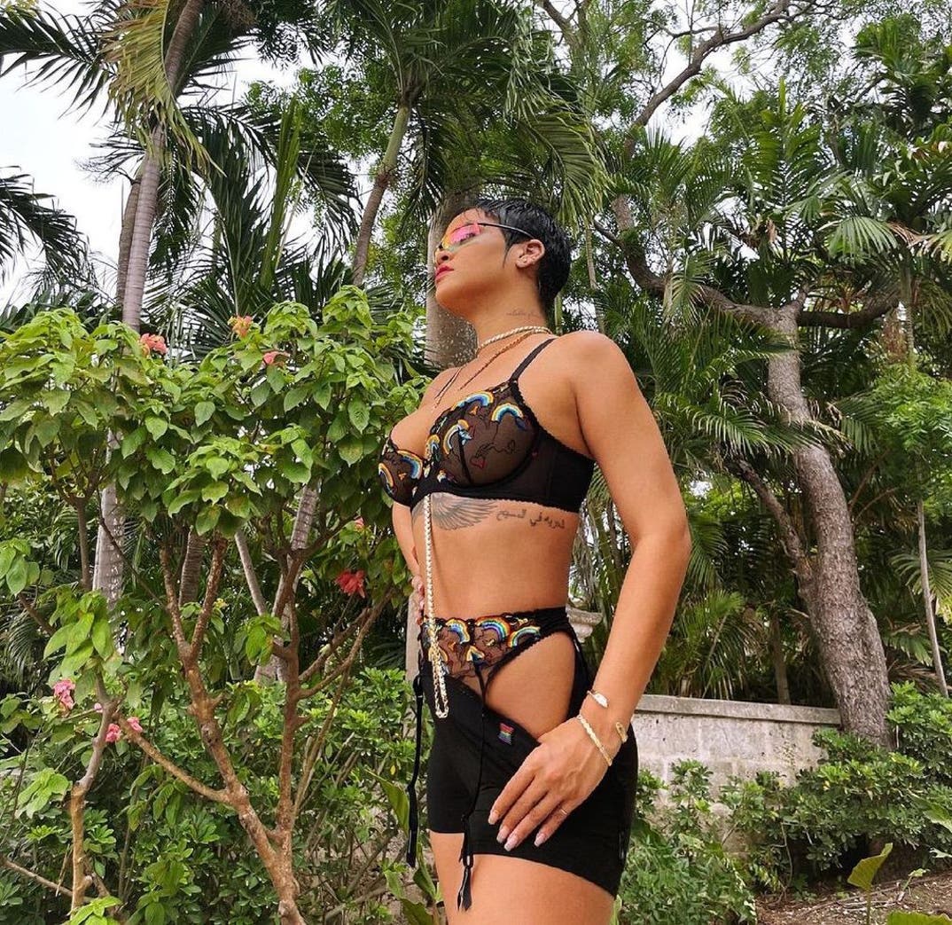 0219 Rihanna Sexy Snapshots 0
