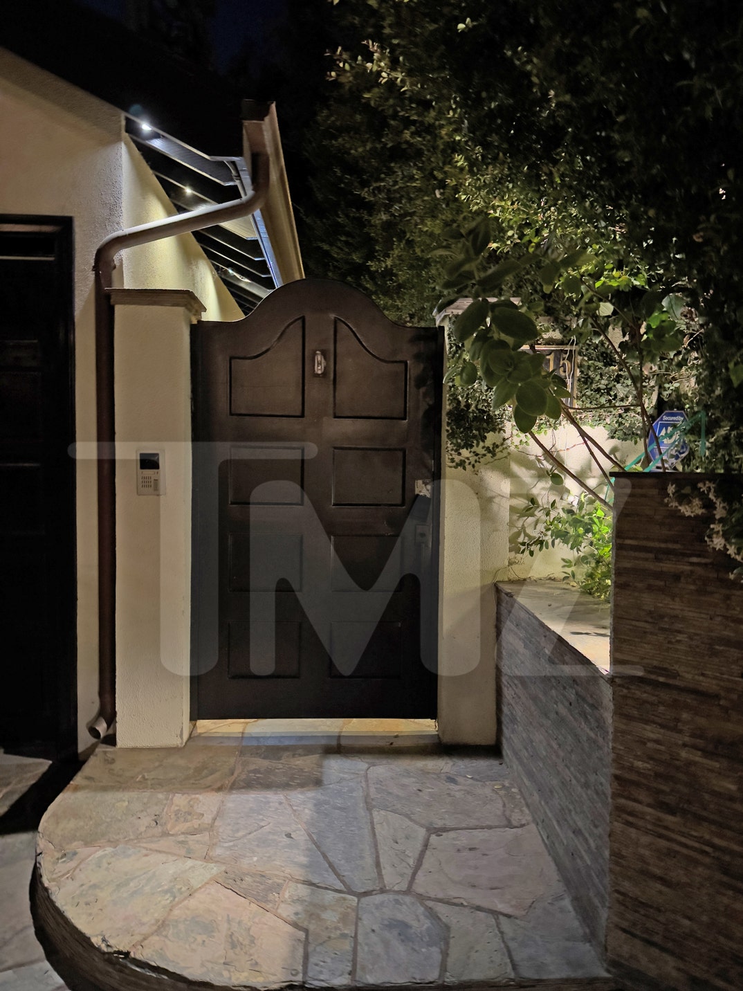 Police-Outside-of-D4VD-House-TMZ-8