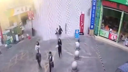 032825_thailand_earthquake_water_kal