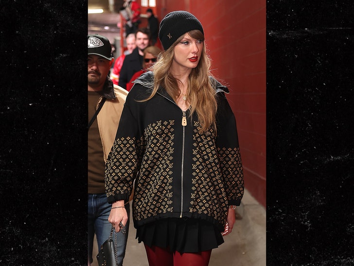 Taylor Swift arrives at the AFC Conference Championship game against Bills