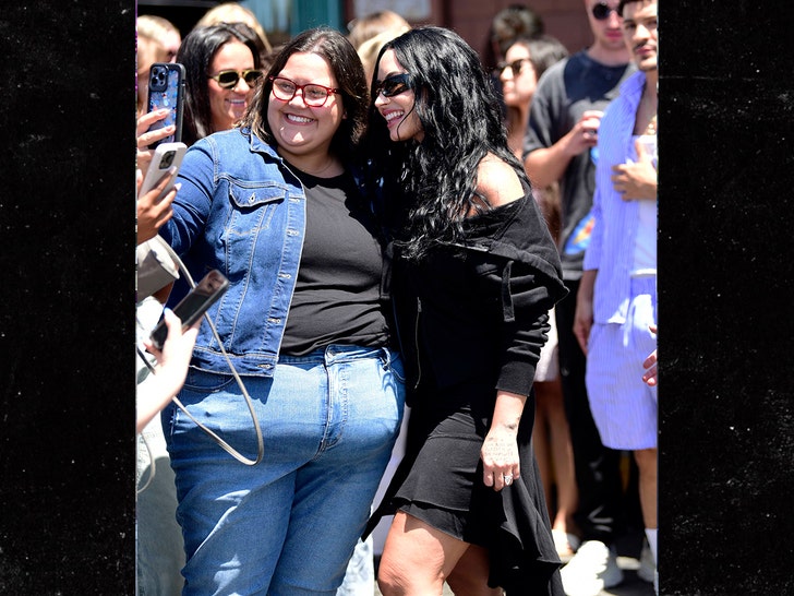 Demi Lovato ir pamanīts, apmeklējot lielo chill saldēto jogurtu veikalu Losandželosā Image Direct 2