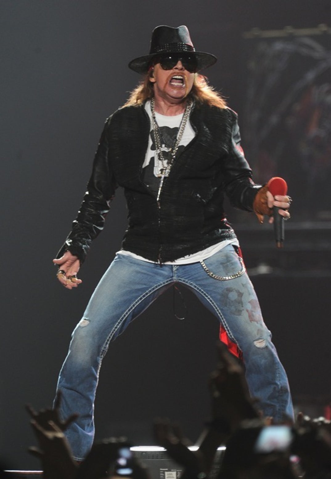 0401_gunsnroses_performance_03