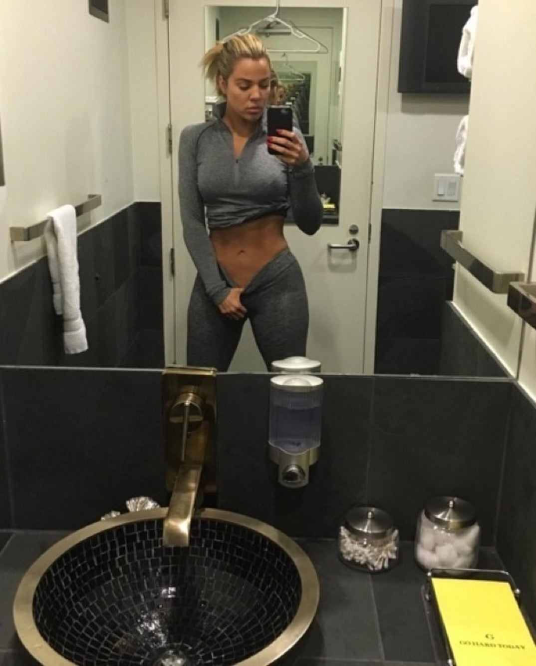 0623_khloe_kardashian_insta02