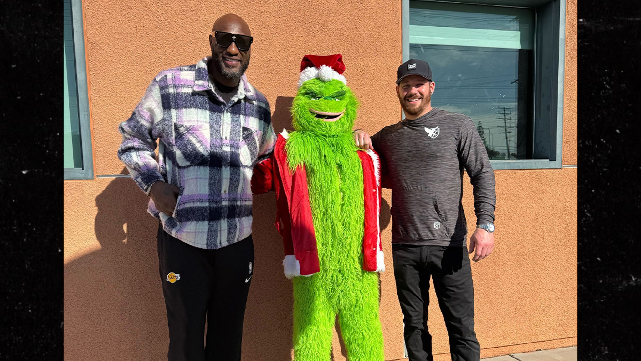 Lamar Odom Hands Out Toys to Kids at LAPD Devonshire PALS Toy Drive