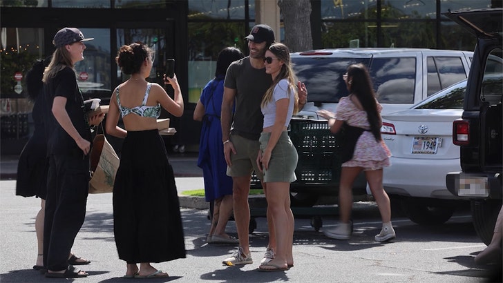 Justin Baldoni tira fotos com fãs em Maui em meio ao processo de Blake Lively