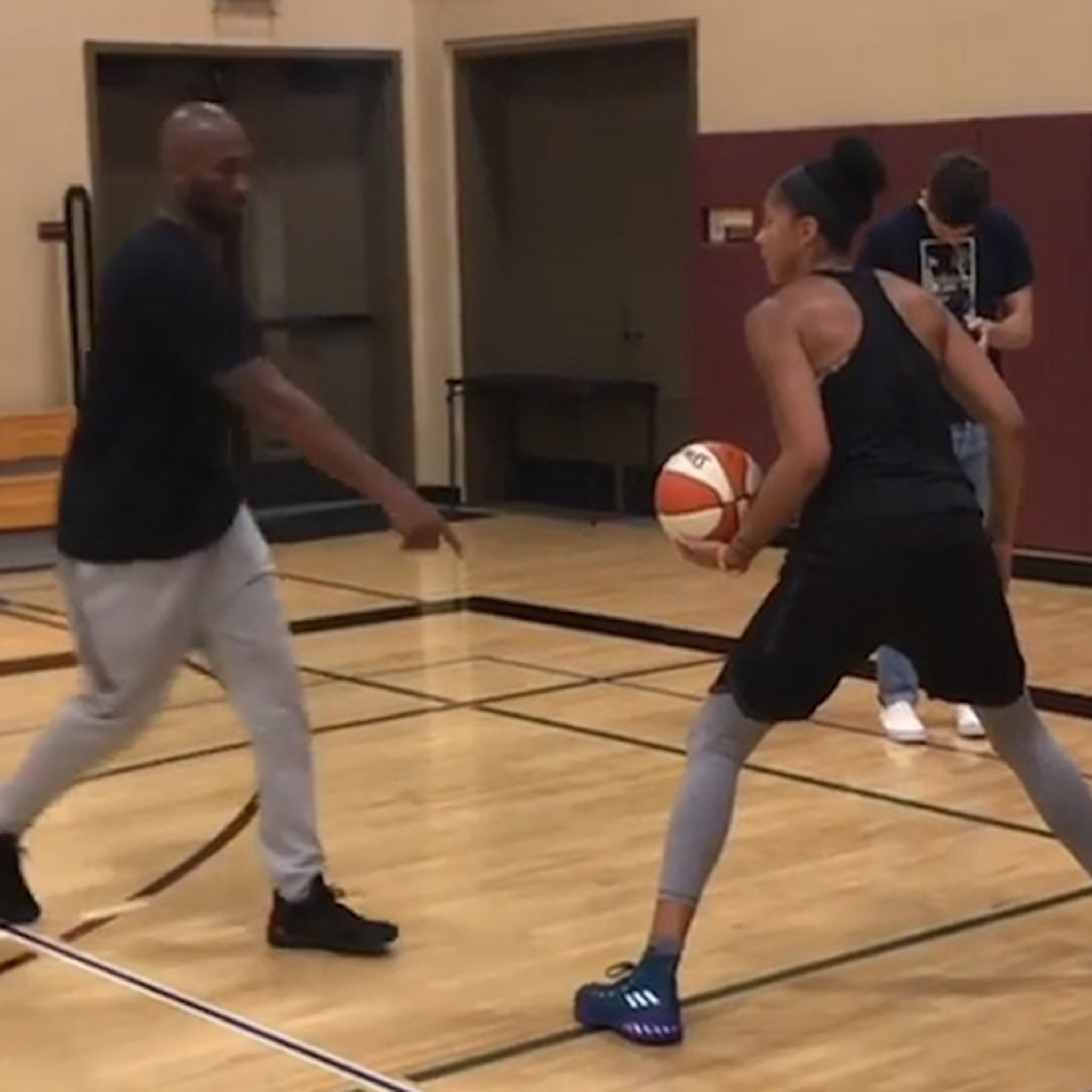 Lakers Video: Kobe Bryant Works Out With WNBA Great Candace Parker