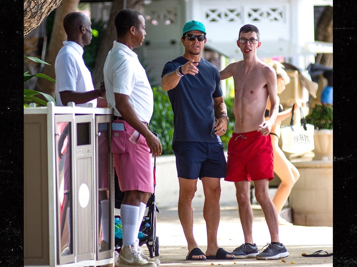 Mark Wahlberg montre une silhouette impressionnante en vacances à la Barbade avec sa femme