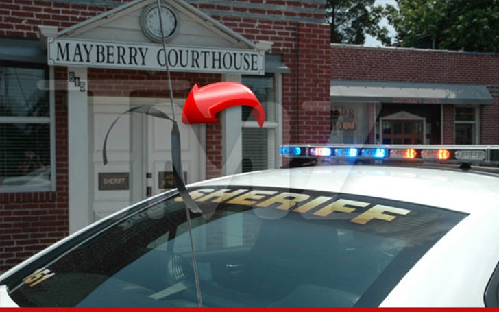 Andy Griffith Death -- Hometown Cops Don Black Ribbons :: 0704-tmz-mayberry-courthouse-2