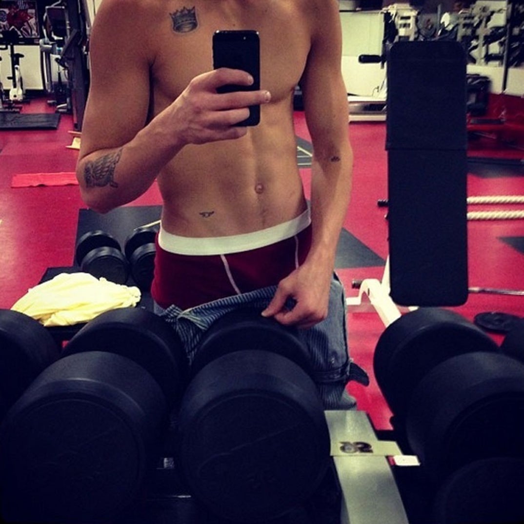 0229_justin_bieber_shirtless21