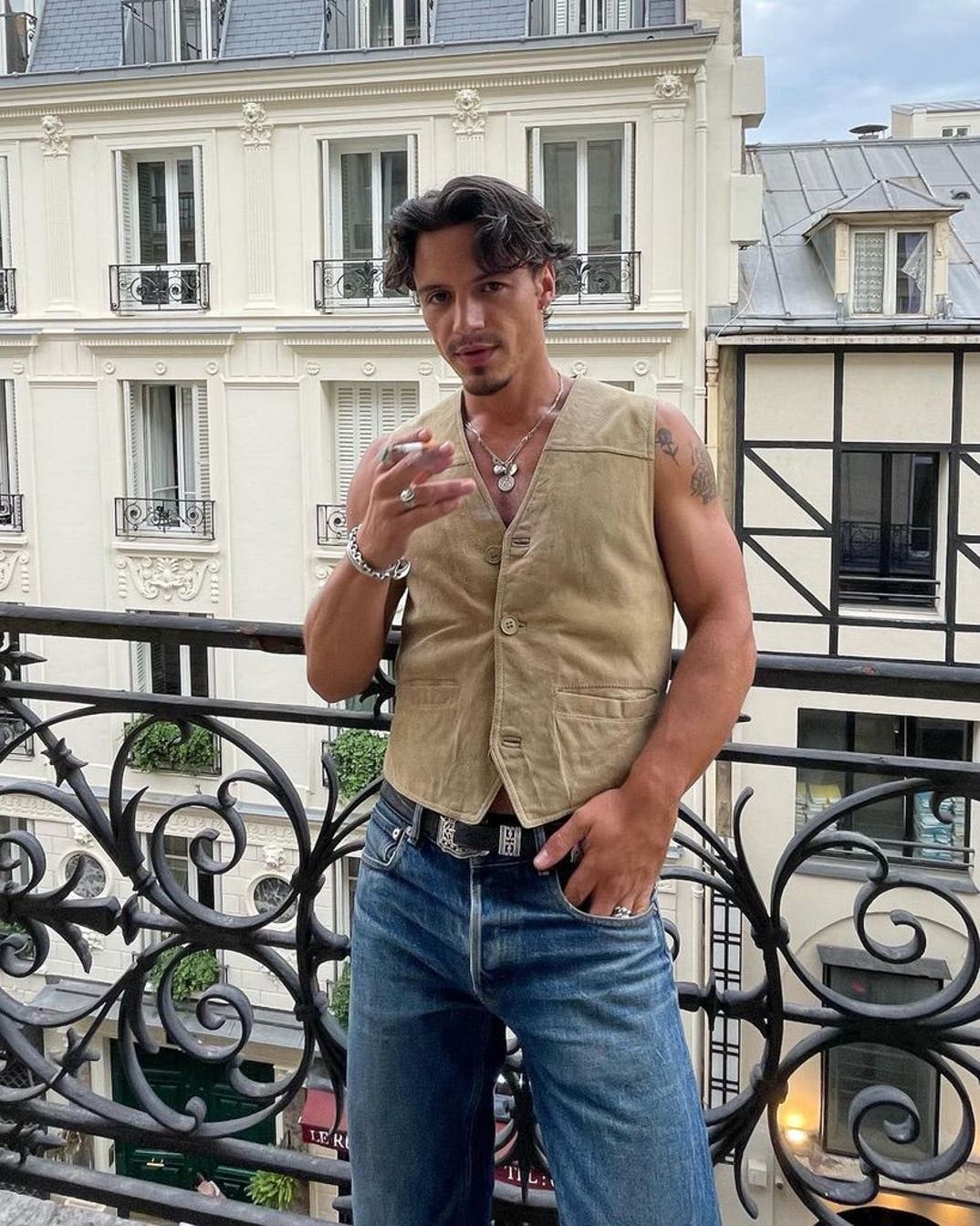 0816 Emily In Paris BTS 37