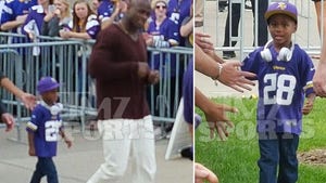 Adrian Peterson's Son -- Props From Vikings Fans ... After Daddy Dominates!
