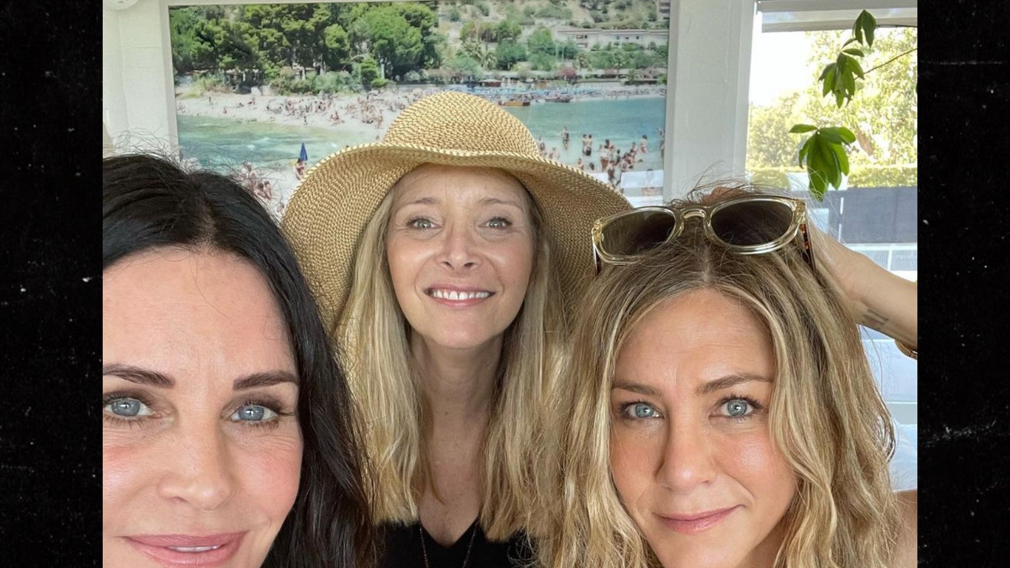 'Friends' Courteney Cox, Jen Aniston, Lisa Kudrow Spend 4th of July Together