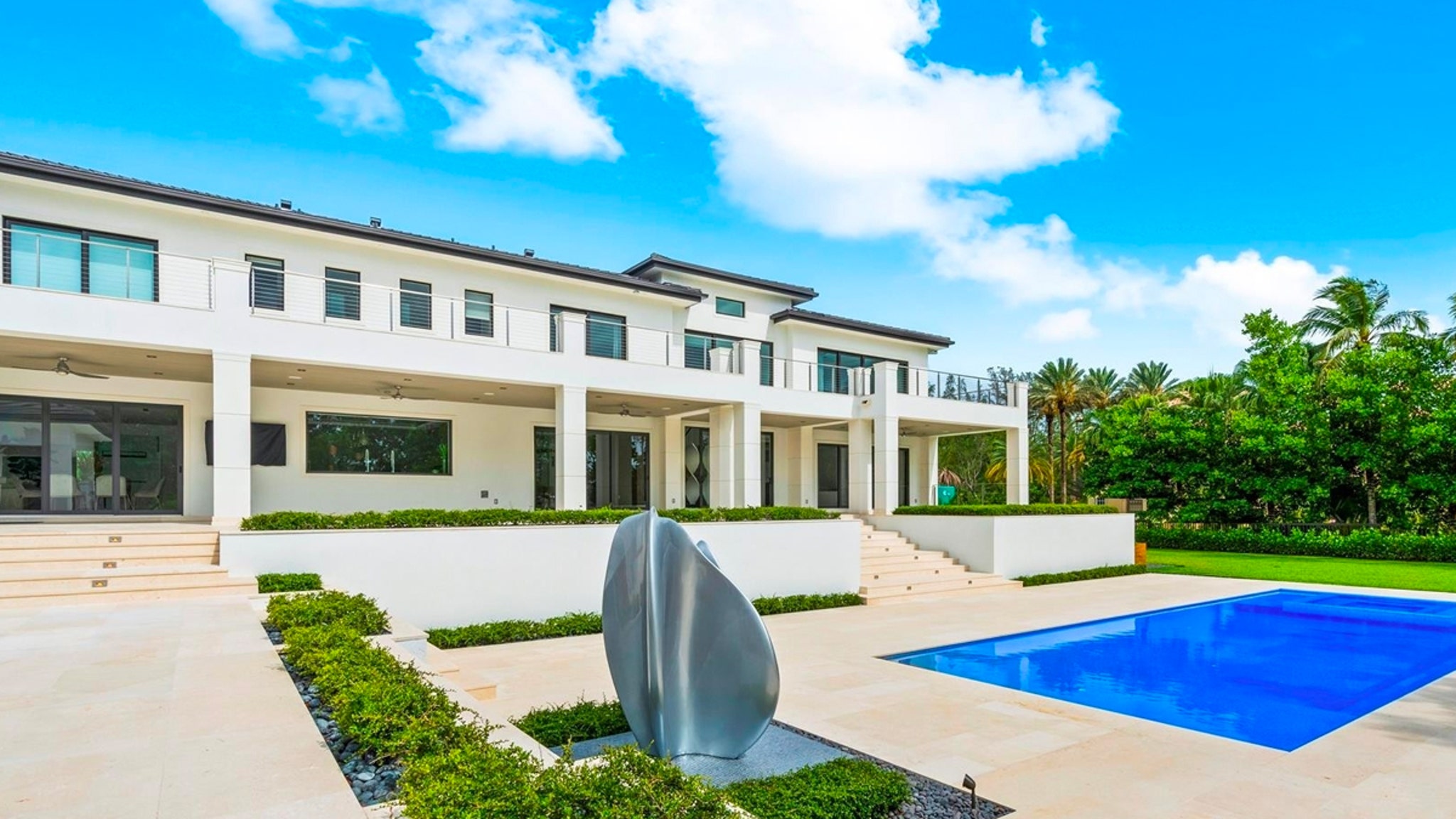 杰夫贝索斯的父母正在佛罗里达州购买价值 3400 万美元的豪宅